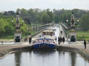 Le Pont Canal Ferme du Buisson - chambre hôtes Briare