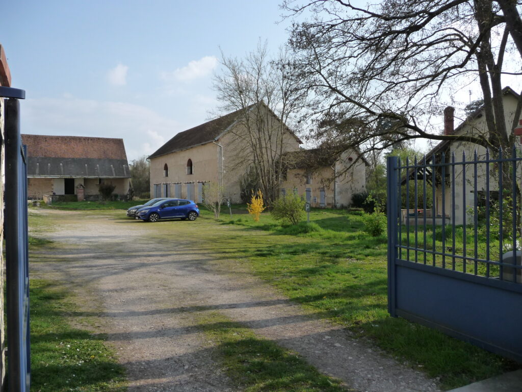 le buisson cour principale